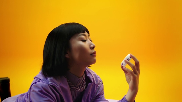 Video Reference: Hand, Gesture, Happy, Fun, People, Audio equipment, Jacket, Event, T-shirt, Entertainment