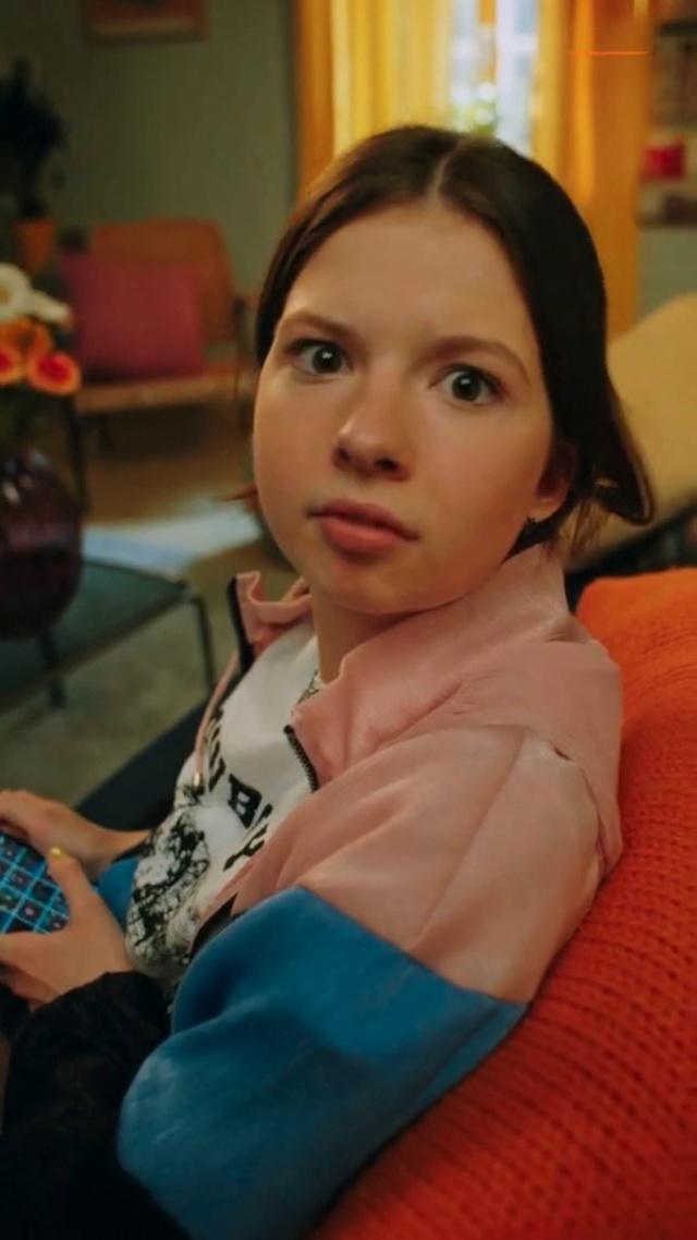 Video Reference: Forehead, Nose, Cheek, Skin, Chin, Eyebrow, Mouth, Eyelash, Chair, Finger