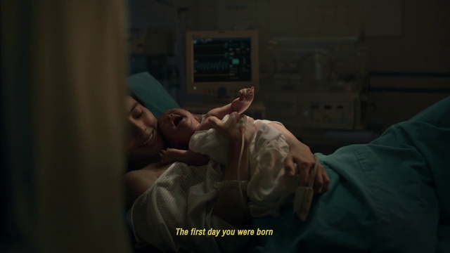 Video Reference: Muscle, Jaw, Flash photography, Gesture, Comfort, Finger, Wrist, Elbow, Eyelash, T-shirt