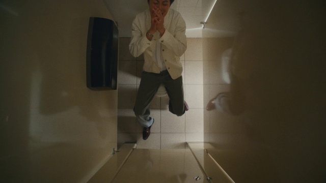 Video Reference: Grey, Flooring, Human leg, Fashion design, Ceiling, Knee, Darkness, Room, Reflection, Fun