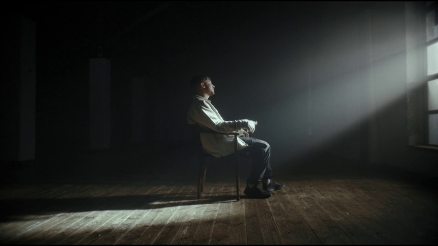 Video Reference: Jeans, Cloud, Leg, Sky, Flash photography, Wood, Musician, Performing arts, Entertainment, Flooring