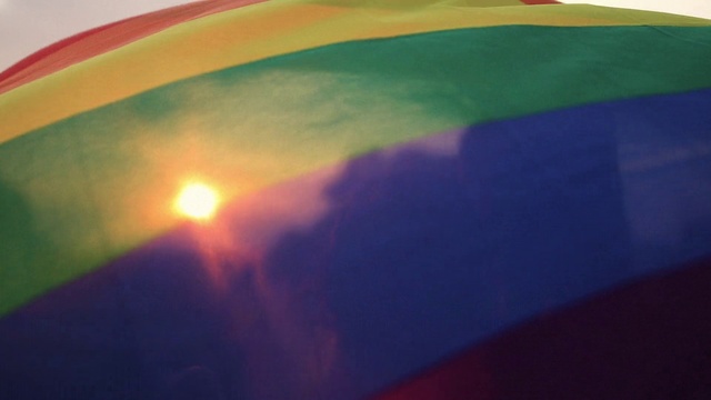 Video Reference: Atmosphere, Cloud, Azure, Hood, Orange, Gesture, Sky, Automotive lighting, Tints and shades, Lens flare