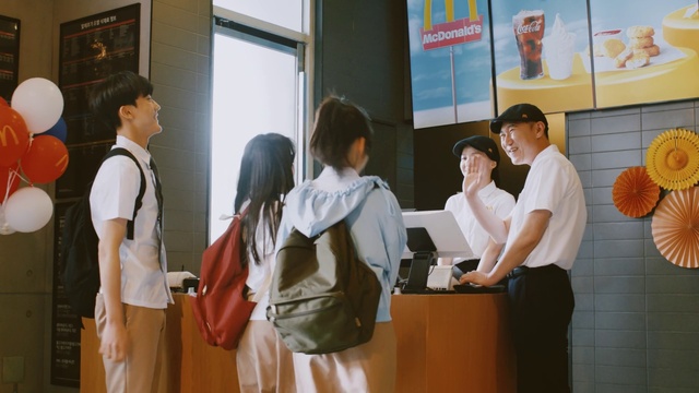 Video Reference: Arm, Luggage and bags, T-shirt, Event, Job, Service, Uniform, Conversation, Bag, Employment