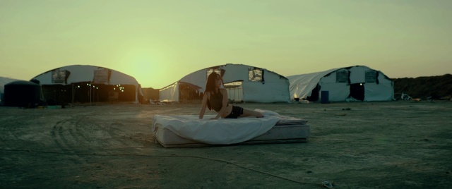 Video Reference: Sky, Tent, Shade, Tints and shades, Landscape, Tarpaulin, House, Leisure, Winter, Horizon