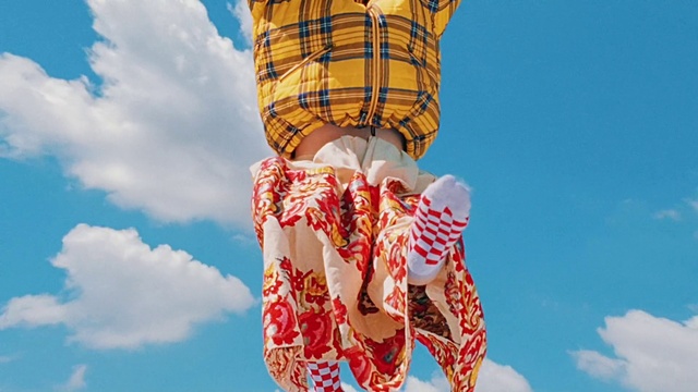 Video Reference: Sky, Cloud, People in nature, Blue, Azure, Human body, Tartan, Happy, Gesture, Headgear