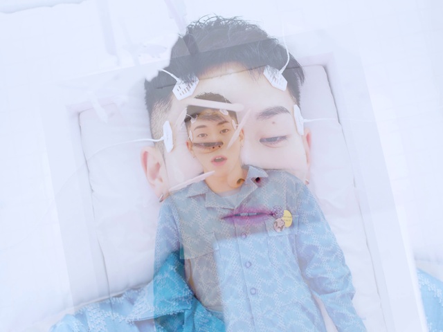 Video Reference: Dress shirt, Jaw, Eyelash, Neck, Sleeve, Gesture, Collar, Happy, Street fashion, Eyewear