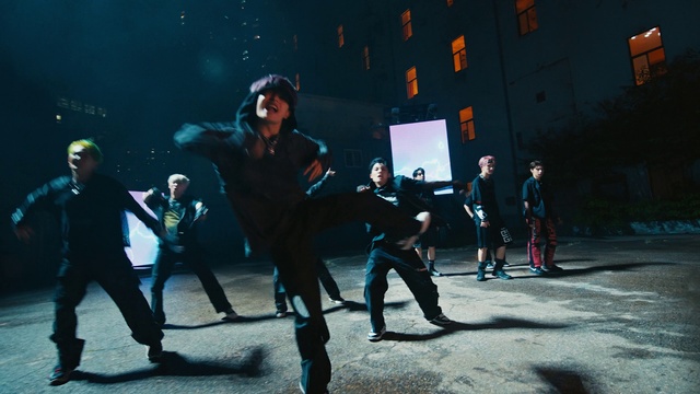 Video Reference: Footwear, Trousers, Dance, Entertainment, Performing arts, Flash photography, Leisure, Event, Performance art, Fun