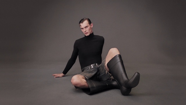 Video Reference: Arm, Shoulder, Flash photography, Sleeve, Knee, Thigh, Sportswear, Comfort, Wood, Elbow