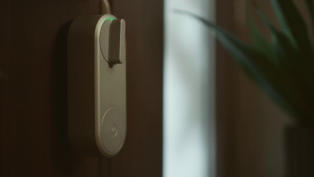 Video Reference: Handle, Gadget, Wood, Electronic device, Peripheral, Audio equipment, Door, Communication Device, Door handle, Font