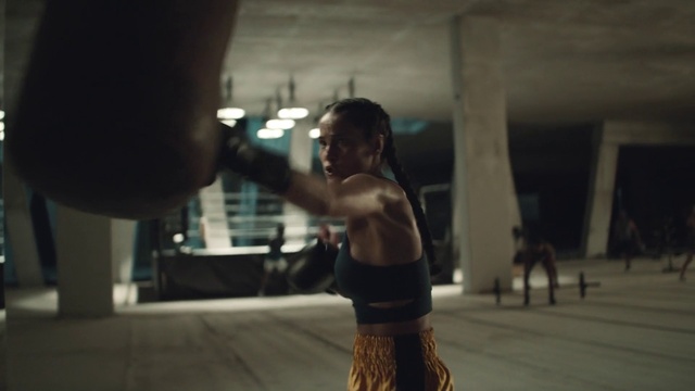 Video Reference: Flash photography, Belly dance, Happy, Dance, Trunk, Performing arts, Abdomen, Event, Flooring, Entertainment