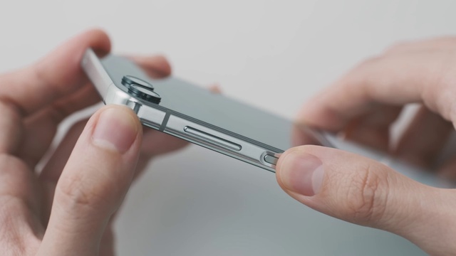 Video Reference: Mobile phone, Communication Device, Portable communications device, Gesture, Finger, Gadget, Thumb, Everyday carry, Smartphone, Mobile device