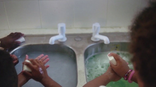 Video Reference: Hand, Water, Arm, Sink, Fluid, Gesture, Plumbing fixture, Thumb, Finger, Liquid