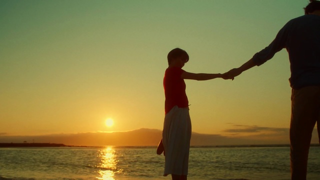 Video Reference: Water, Sky, People in nature, People on beach, Nature, Flash photography, Dusk, Happy, Sunset, Sunlight