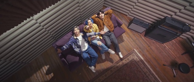 Video Reference: Jeans, Leg, Wood, Flash photography, Comfort, Hardwood, Flooring, Leisure, Tree, Event