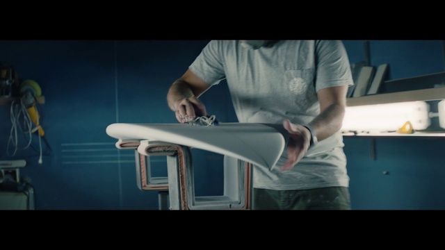 Video Reference: Flash photography, Sleeve, Gesture, Elbow, Human leg, Knee, Eyewear, T-shirt, Thigh, Darkness