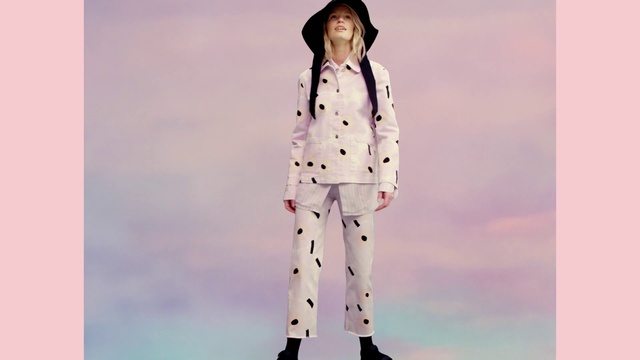 Video Reference: Outerwear, Sleeve, Street fashion, Flash photography, Gesture, Collar, Fashion design, Blazer, Fashion model, Formal wear