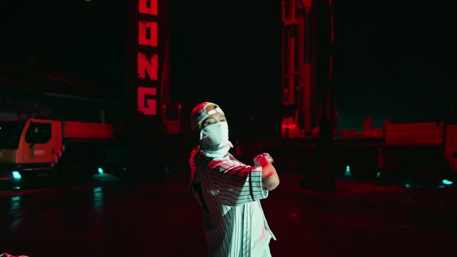 Video Reference: Performing arts, Music, Entertainment, Magenta, Performance art, Event, Music venue, Artist, Darkness, Visual effect lighting