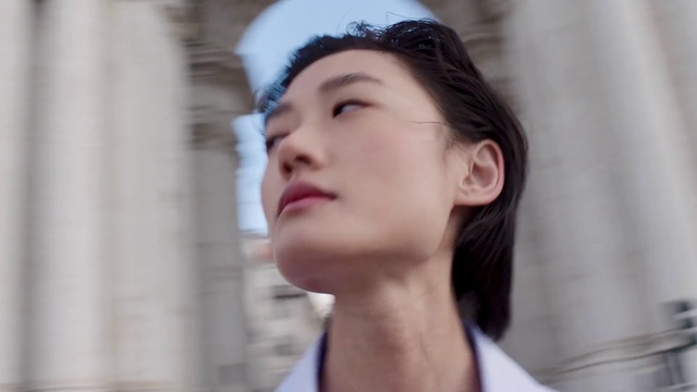 Video Reference: Lip, Eyebrow, Eye, Eyelash, Cap, Ear, Neck, Flash photography, Jaw, Street fashion