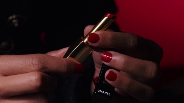 Video Reference: Hand, Nail polish, Fluid, Automotive lighting, Finger, Liquid, Cosmetics, Thumb, Nail care, Nail