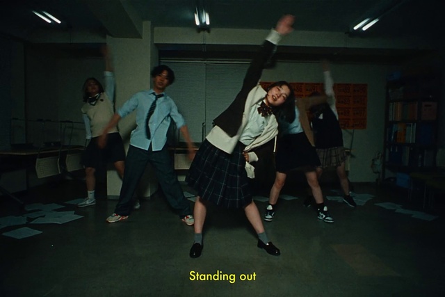 Video Reference: Shorts, Flash photography, Dance, Sneakers, Leisure, Fun, Event, Boot, Knee, Recreation