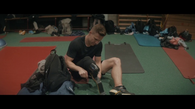 Video Reference: Joint, Shorts, Knee, Thigh, Sneakers, Leisure, Chest, Human leg, Event, Soldier