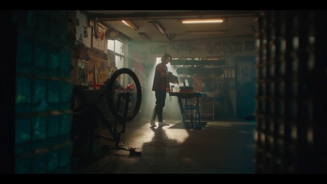 Video Reference: Flash photography, Tints and shades, Art, Space, Midnight, Darkness, Visual arts, Entertainment, Shadow, Glass