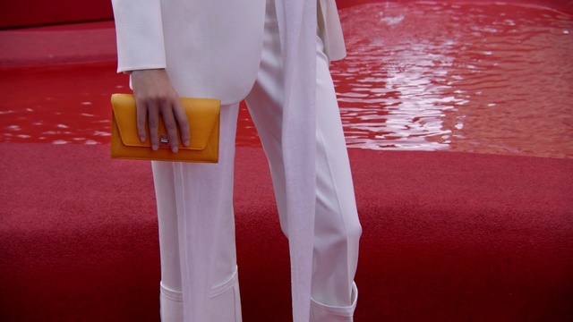 Video Reference: Water, Leg, Human body, Sleeve, Orange, Gesture, Pink, Street fashion, Knee, Magenta