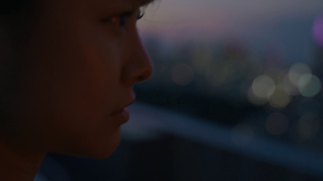 Video Reference: Nose, Cheek, Chin, Eyelash, Flash photography, Neck, Ear, Sky, Close-up, Electric blue