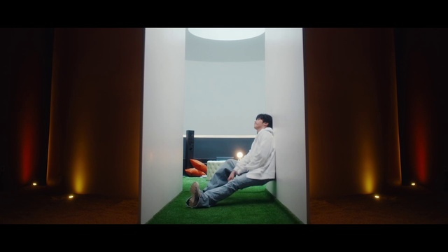 Video Reference: Comfort, Flash photography, Tints and shades, Rectangle, Grass, Flooring, Event, Sitting, Room, Linens