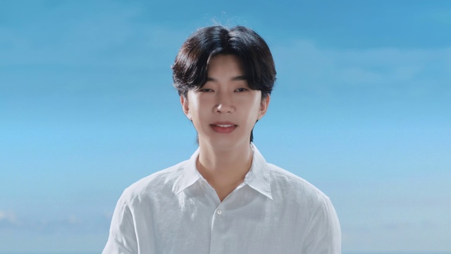 Video Reference: Hair, Forehead, Face, Chin, Eyebrow, Eye, Jaw, Flash photography, Dress shirt, Sleeve