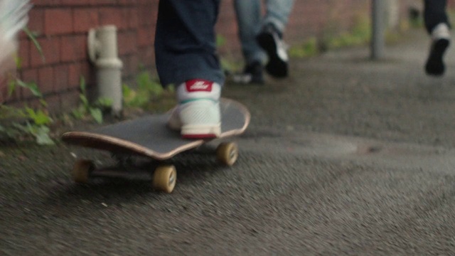 Video Reference: Wheel, Sports equipment, Skateboard, Asphalt, Skateboard deck, Skateboard truck, Rolling, Wood, Skateboarder, Road surface