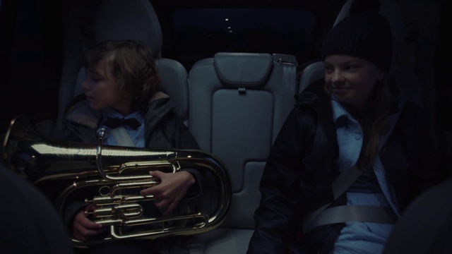 Video Reference: Musical instrument, Brass instrument, Musician, Head restraint, Wind instrument, Music, Woodwind instrument, Automotive design, Entertainment, Car seat