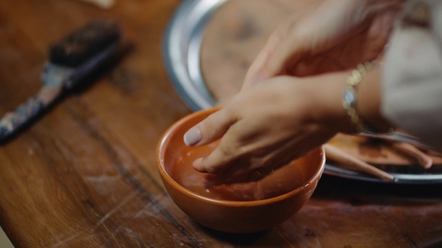 Video Reference: Wood, Recipe, Tableware, Cup, Finger, Ingredient, Wood stain, Serveware, Pottery, Hardwood