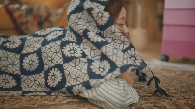 Video Reference: Comfort, Textile, Beige, Wood, Fawn, Tints and shades, Human leg, Linens, Pattern, Foot