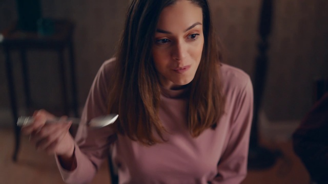 Video Reference: Lip, Eyebrow, Shoulder, Mouth, Eyelash, Flash photography, Sleeve, Smile, Gesture, Layered hair