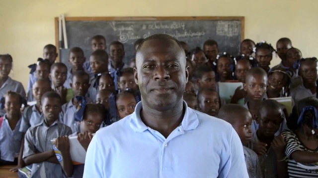 Video Reference: Forehead, Sleeve, Collar, T-shirt, Adaptation, Crowd, Event, Job, Engineering, Child