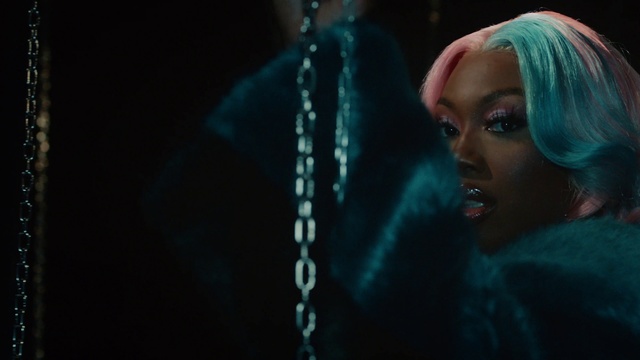 Video Reference: Flash photography, Black hair, Cg artwork, Electric blue, Long hair, Artificial hair integrations, Event, Fashion design, Fictional character, Jewellery