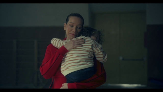 Video Reference: Flash photography, Sleeve, Gesture, Comfort, Happy, Elbow, Trunk, Event, Abdomen, T-shirt