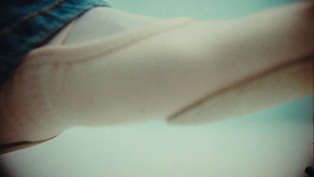 Video Reference: Leg, Human body, Jaw, Sleeve, Gesture, Elbow, Human leg, Wrist, Knee, Nail