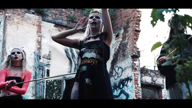 Video Reference: Flash photography, Fashion design, Event, Entertainment, Performing arts, Magenta, Fun, Darkness, Visual arts, City