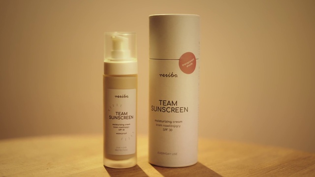 Video Reference: Liquid, Cosmetics, Solution, Fluid, Drink, Cylinder, Gas, Tints and shades, Solvent, Bottle