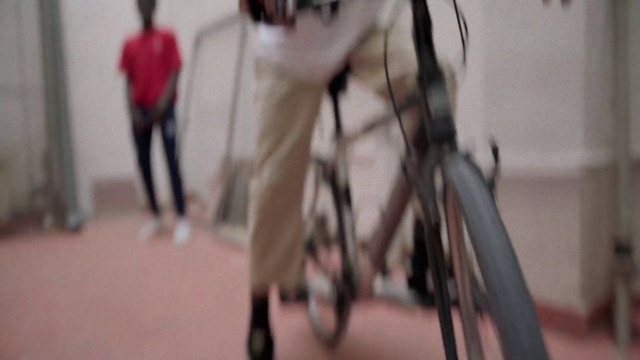 Video Reference: Tire, Bicycle tire, Leg, Wheel, Vehicle, Bicycle wheel, Human body, Bicycle frame, Sleeve, Bicycle fork