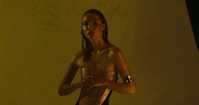 Video Reference: Hand, Flash photography, Gesture, Dance, Trunk, Waist, Happy, Performing arts, Fashion design, Jewellery