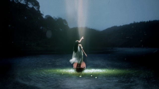 Video Reference: Water, Sky, Flash photography, Tree, Lake, Happy, Watercourse, Atmospheric phenomenon, People in nature, Leisure