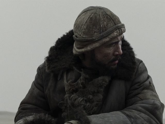 Video Reference: Outerwear, Gesture, Grey, Cap, Sky, Monochrome photography, Flash photography, Monochrome, Winter, Sitting