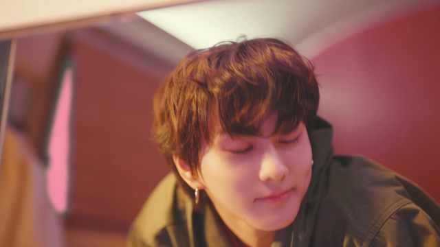 Video Reference: Forehead, Nose, Cheek, Chin, Eyebrow, Mouth, Eyelash, Jaw, Flash photography, Bangs