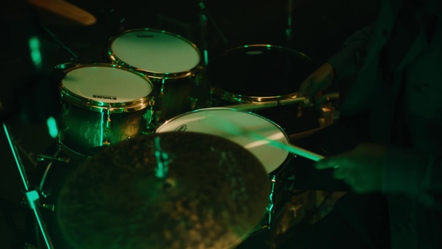 Video Reference: Membranophone, Idiophone, Drum, Musical instrument, Musician, Water, Drumhead, Cymbal, Musical instrument accessory, Fluid