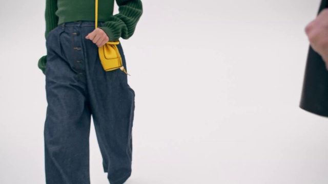 Video Reference: Arm, Workwear, Sleeve, Street fashion, Waist, Gesture, Knee, Collar, T-shirt, Sportswear