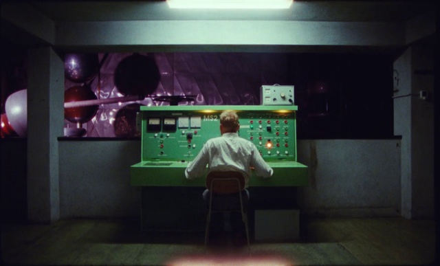 Video Reference: Gadget, Display device, Recreation, Electronic device, Technology, Machine, T-shirt, Science, Games, Room