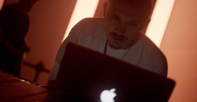 Video Reference: Computer, Personal computer, Laptop, Light, Netbook, Gadget, Fun, Event, T-shirt, Audio equipment